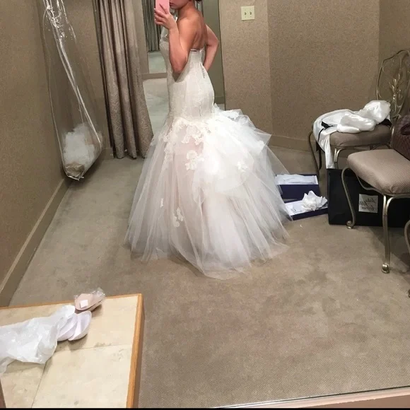 Monique Lhuillier Dresses Monique Lhuillier Wedding Dress And